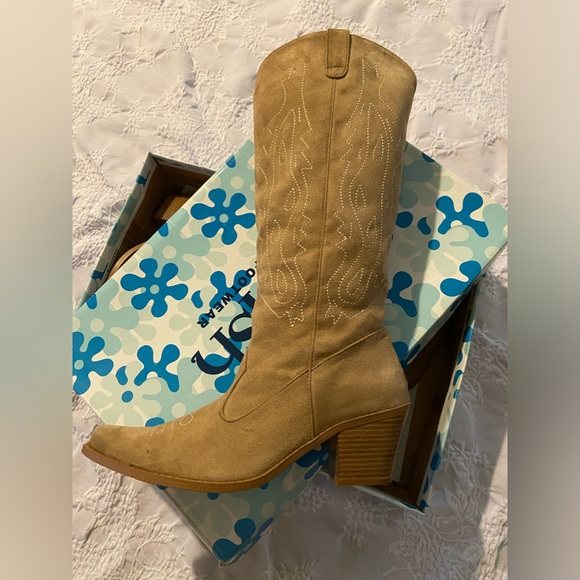 Boots - Picture 2 of 6